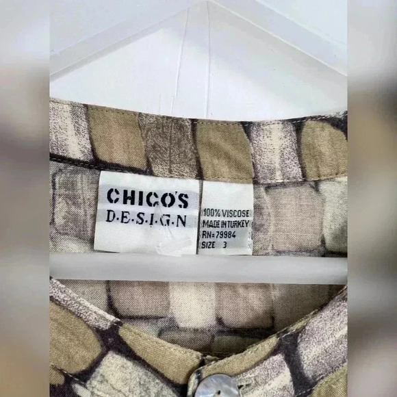 Chico’s art to wear relaxed printed top with mother of Pearl buttons Like New - Picture 2 of 3